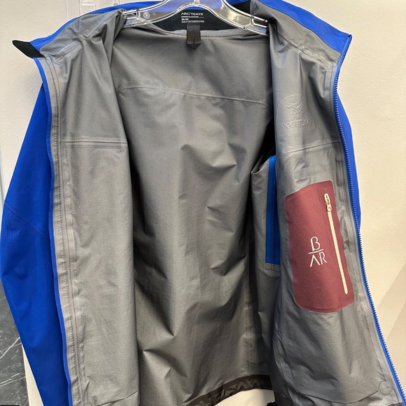 2022 Women’s Arc’teryx Beta AR Jacket (Vitality Blue) - Picture 2 of 6